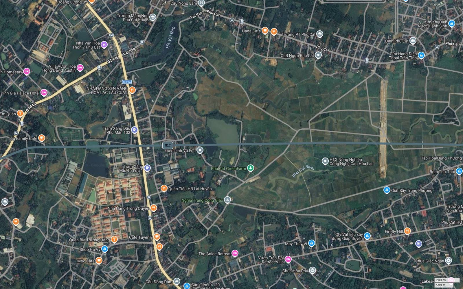 Ảnh vệ tinh cánh đồng Phú Cát trên tuyến metro số 17, thấy dải công trường đường mới thi công cắt ngang ruộng và mương Phu Cat River