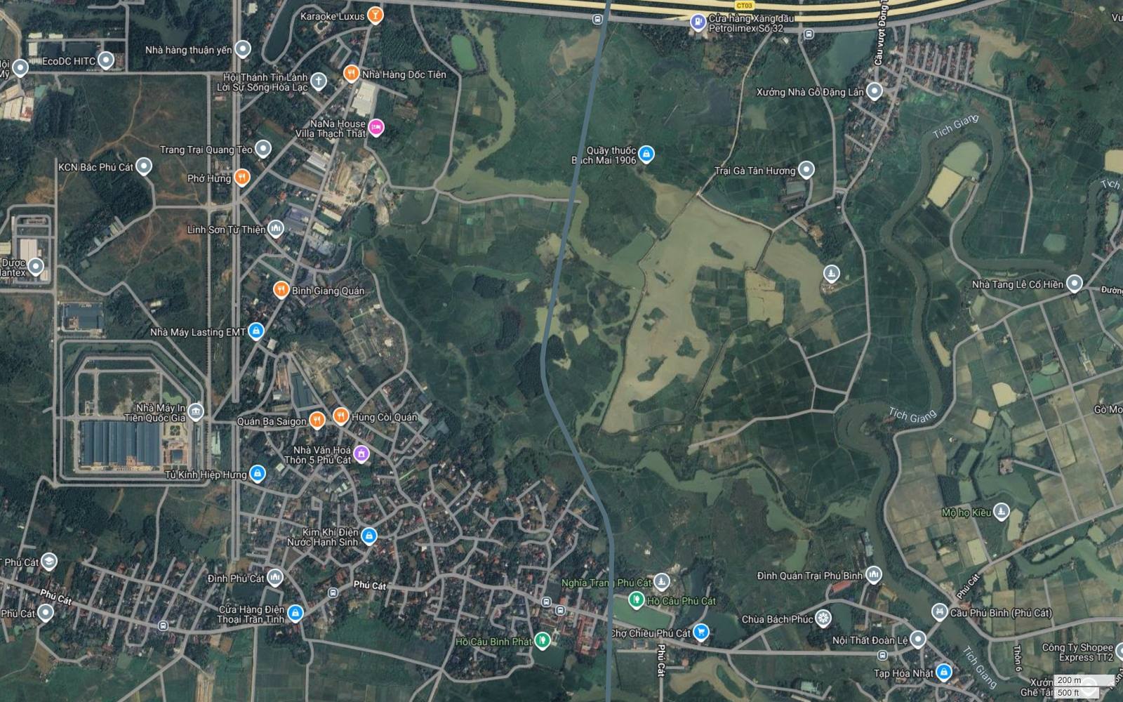 Ảnh vệ tinh hành lang metro số 17 phía nam nút Đồng Trúc, gần Khu công nghiệp Bắc Phú Cát, Nhà máy In Tiền Quốc gia và cửa hàng xăng dầu Petrolimex số 32 trên Đại lộ Thăng Long