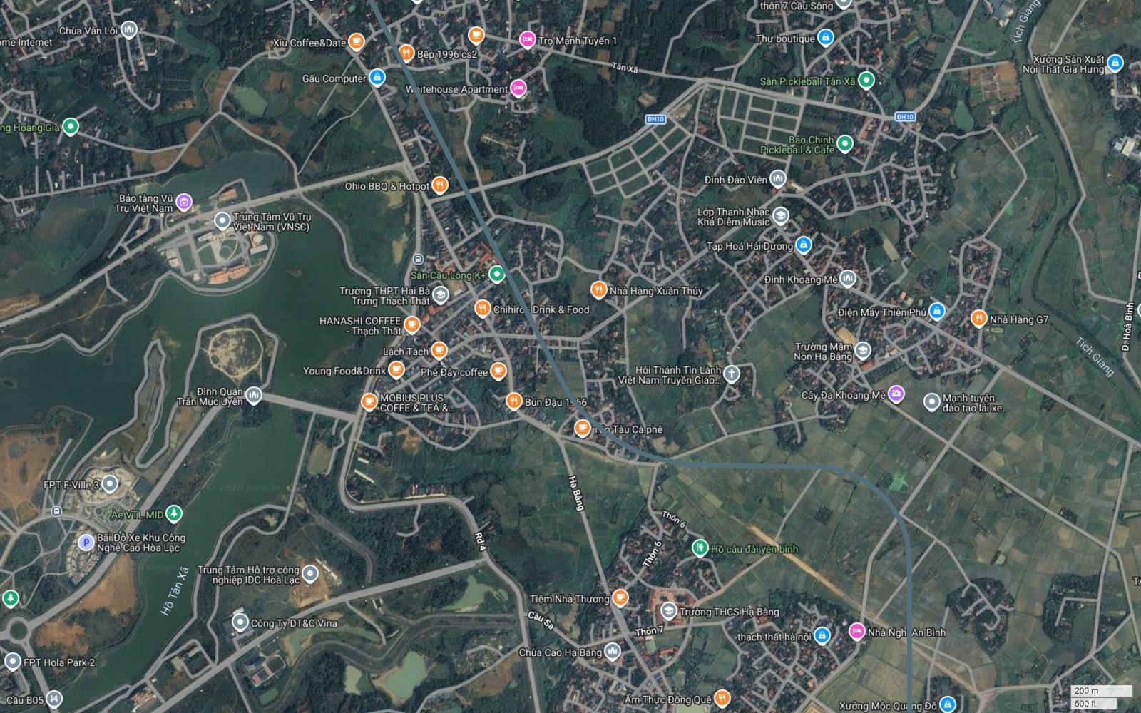 Ảnh vệ tinh rìa đông Khu công nghệ cao Hòa Lạc trên tuyến metro số 17, thấy hồ Tân Xã, FPT F-Ville 3, Bãi đỗ xe Khu công nghệ cao Hòa Lạc và khu dân cư Tân Xã